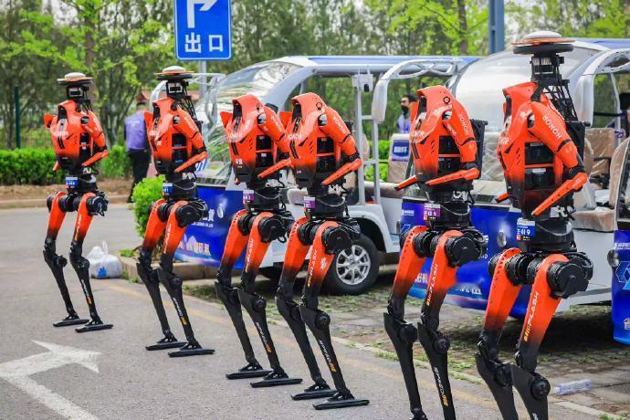 机器人半马冠军出自做手机的荣耀荣耀机器人跑半马直接破人类纪录，仔细想想也合理。手