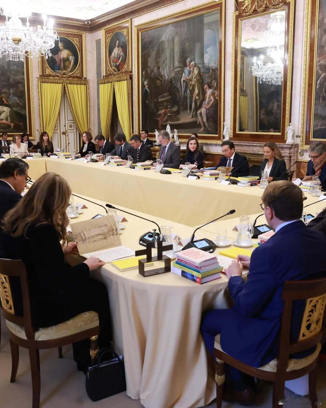 西班牙王室🇪🇸12月9日，国王夫妇出席塞万提斯学院会议并颁奖。世界各国王室