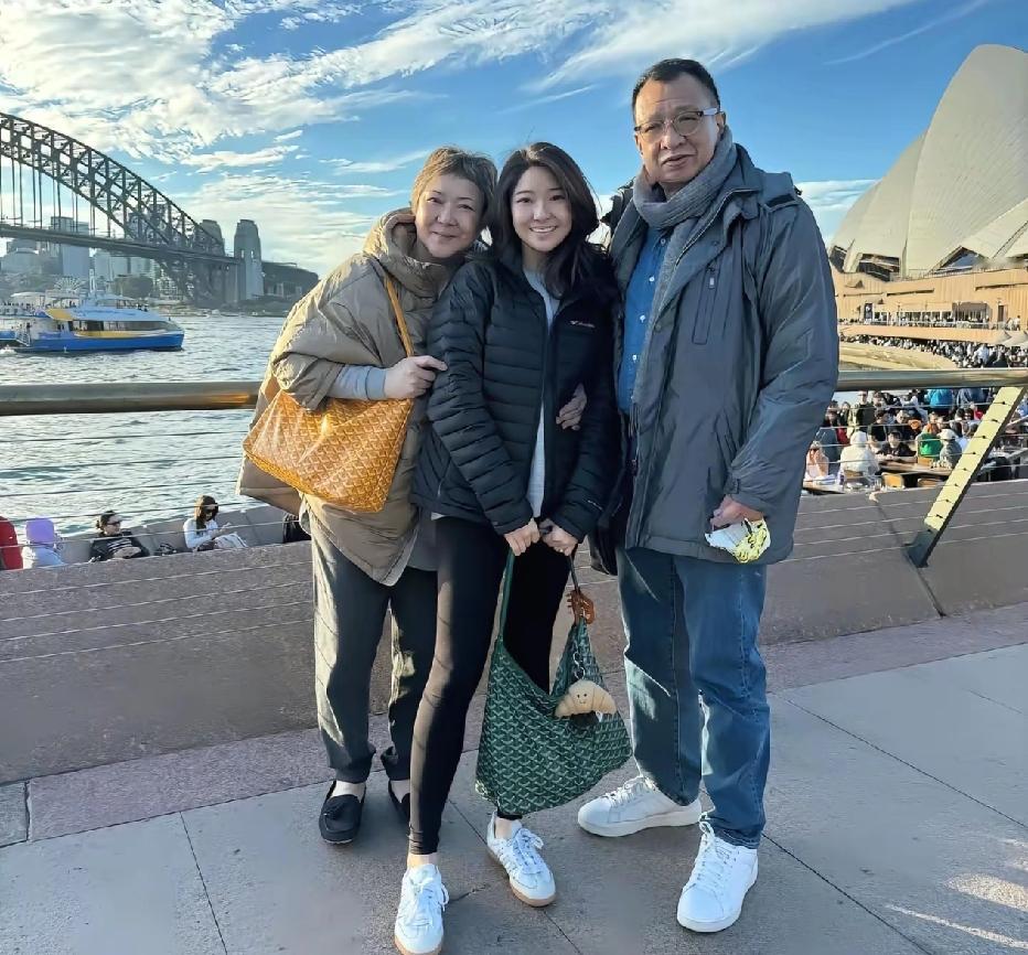 许绍雄与妻子龙嬿的爱情可以说是大器晚成。许绍雄44岁与39岁的龙嬿结婚,当时龙嬿