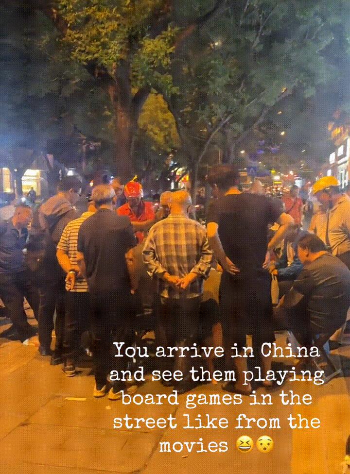 这个视频在tiktok上挺火的，似乎老外特别喜欢中国人扎堆看热闹的氛围这位老外