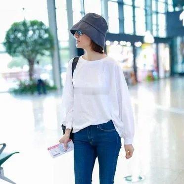 袁泉白T恤纯净清爽牛仔裤随性自在，渔夫帽增添休闲感，尽显真高级魅力自然流露。