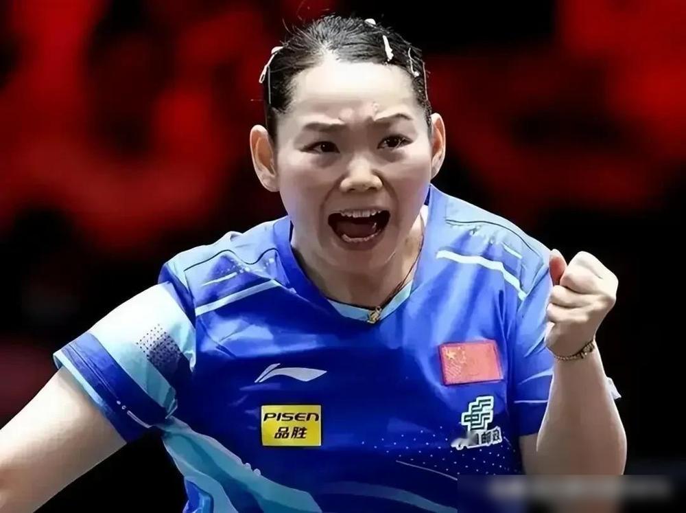 哪怕只是个“陪练”，站出来也是一座大山。1月23日的马斯喀特，何卓佳在球台前