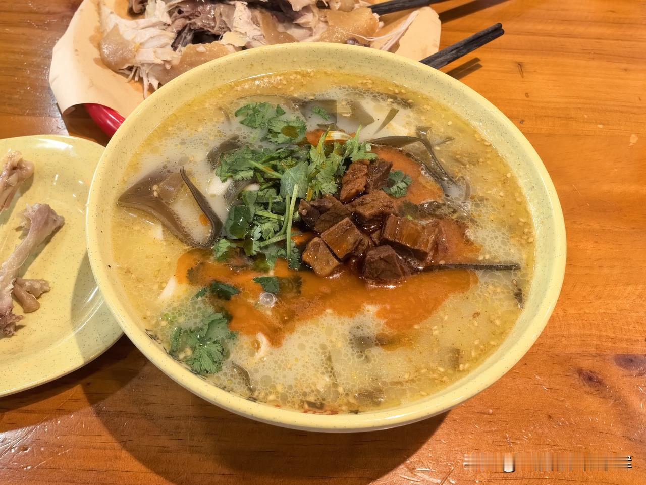 郑州的烩面声名远扬，我们到了郑州后特意去品尝了一碗。真没想到，这样一碗料头丰