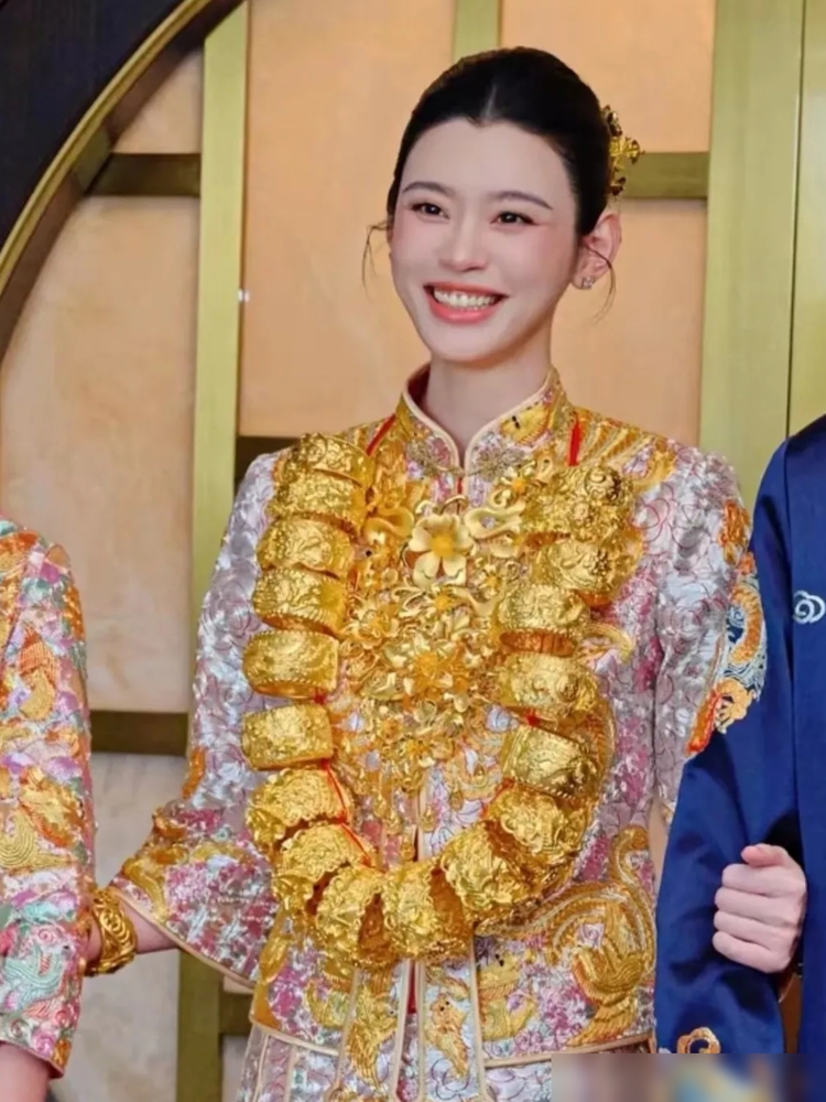 奚梦瑶嫁何何猷君，并非高攀。她父亲是外贸高管，母亲为重点中学老师，她自己早就在超模领域成就斐然。嫁妆