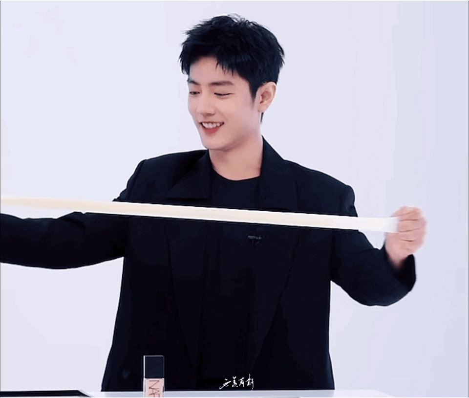 肖战本体就是调皮呆萌的，而且很有好奇心，有探索欲，天生就是搞艺术的