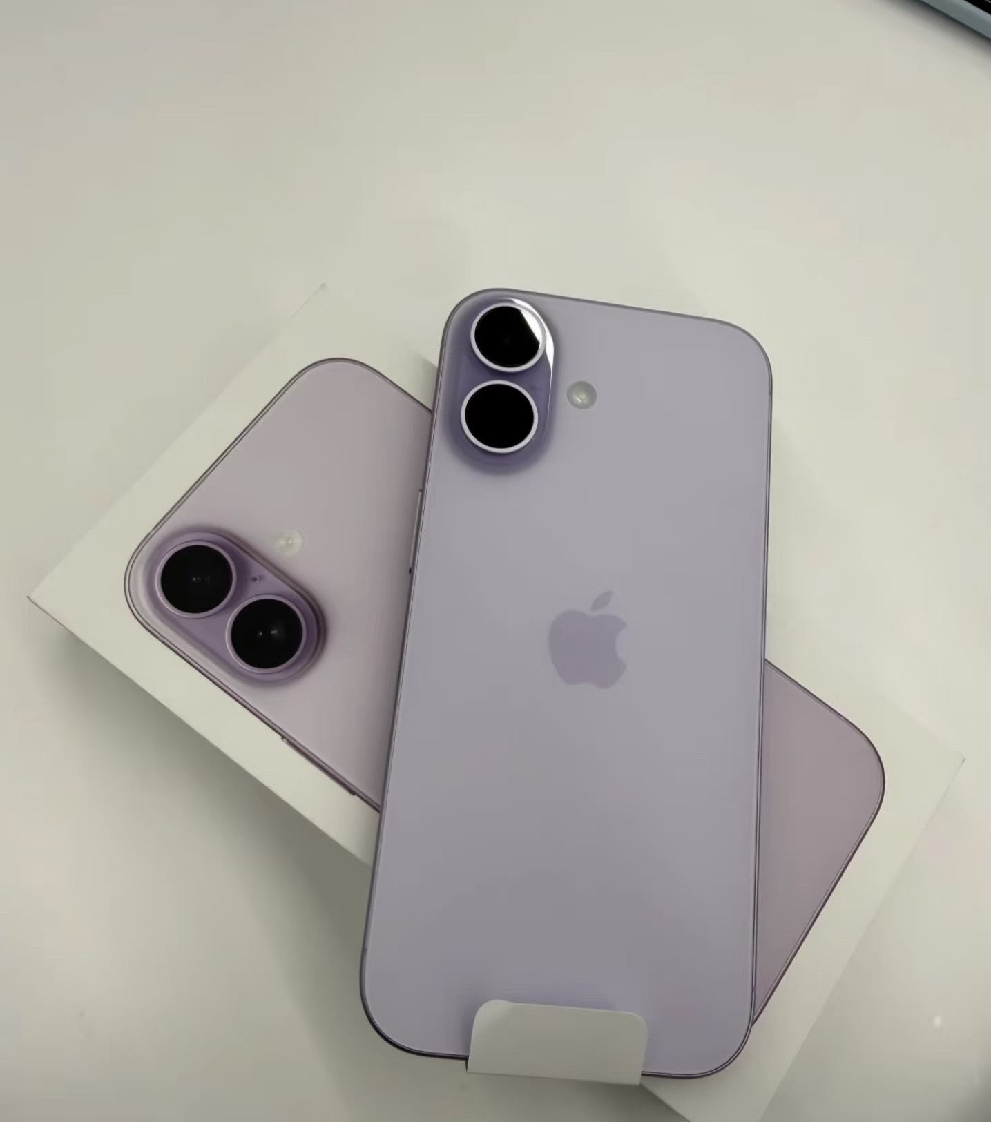 很多人以为涨价只会等到秋季iPhone18发布，分析师MarkGurman直接