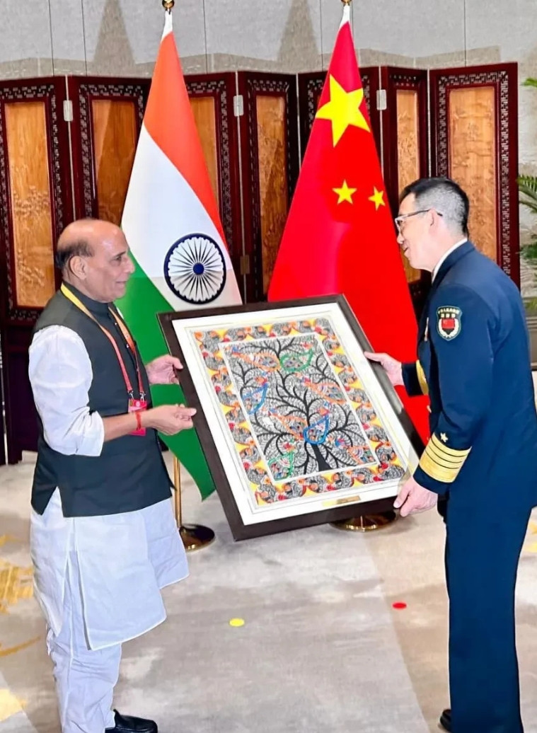 中印边境问题不通过战争根本没解，两国对争议地区诉求差距太大。印度占了我们9万
