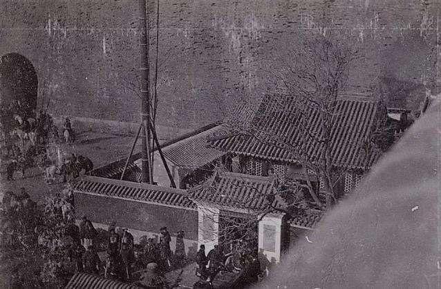 这两张是1902年光绪帝随慈禧庚子回銮、重返北京紫禁城时，下轿双视角影像。第一