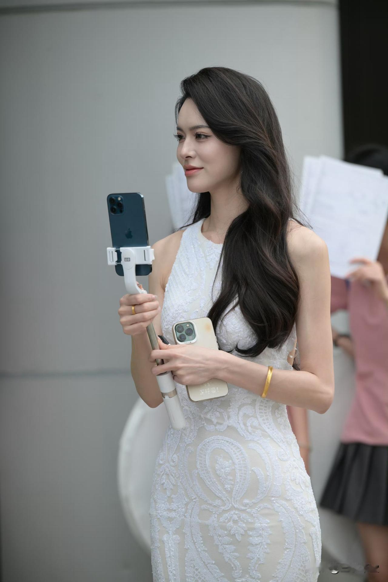 像这位小姐姐这么搭，显高的同时还能提升气质！​​​！！街拍