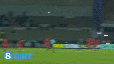 央视记者: 很明显, 日本队重点研究中国队5-3-2最薄弱的肋部空档