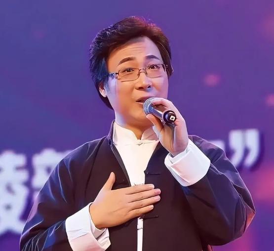 有一次，廖昌永演出成功结束后，美滋滋地回家了，妻子却对他冷言冷语，顿时他就懵了：