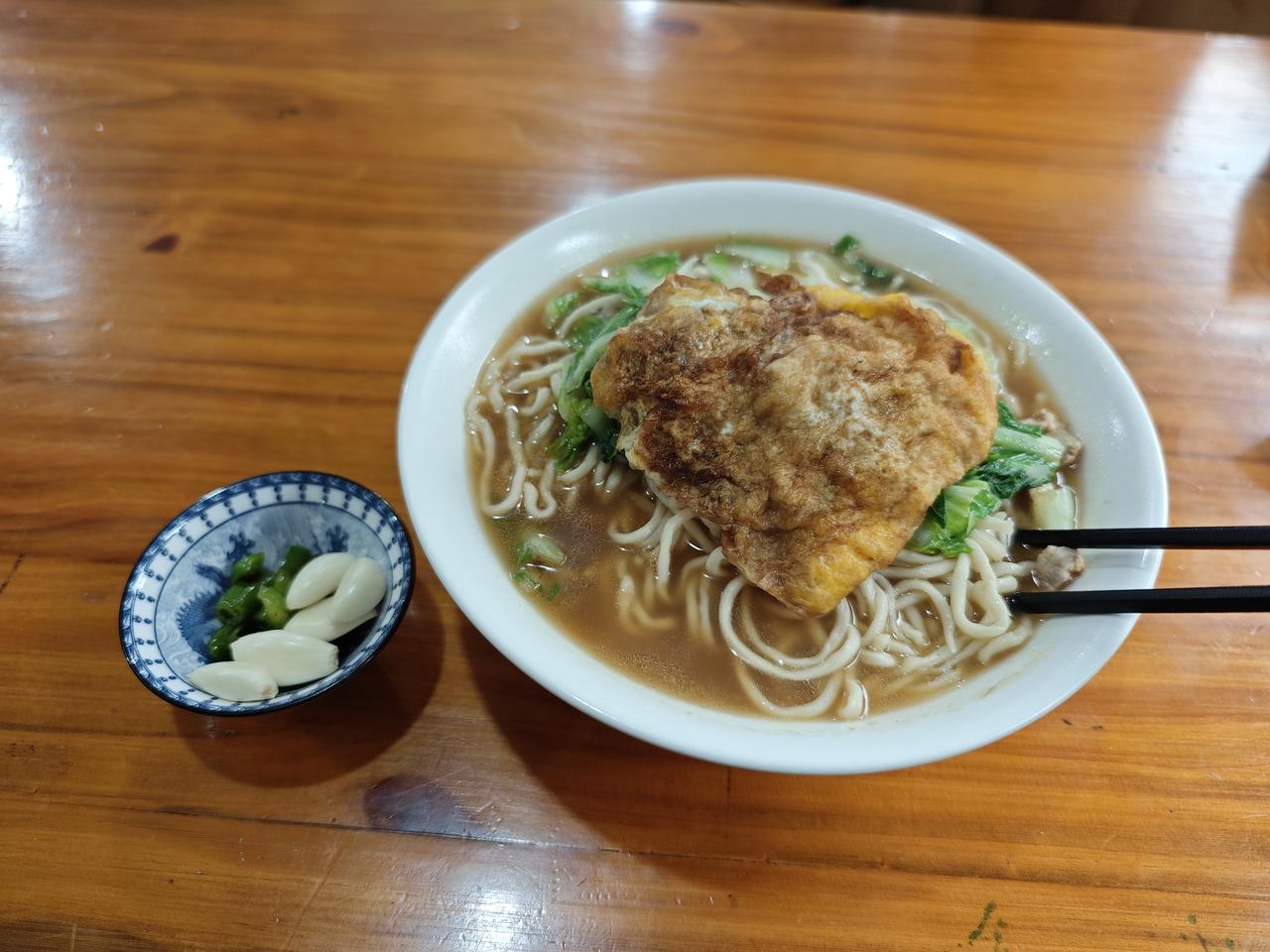 青菜肉丝面，加蛋加面，16元，贵不贵?杭州下面的一个区，隐藏在路边的面馆，面