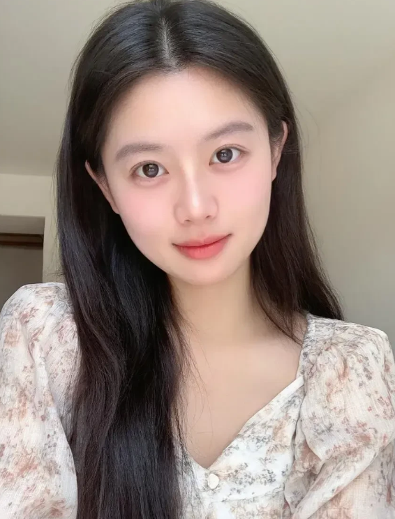 事实证明，头发放下来比束发好看。