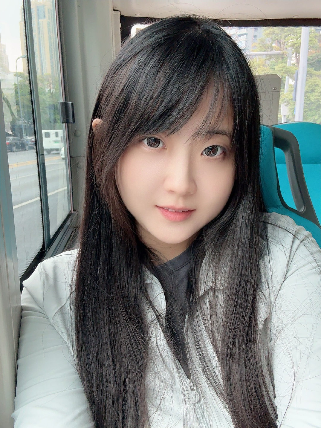 真的太喜欢不赶时间不开车然后坐坐家附近的公交车了，车上人也很少，还是铃停巴士，也不用发愁找车位，出门