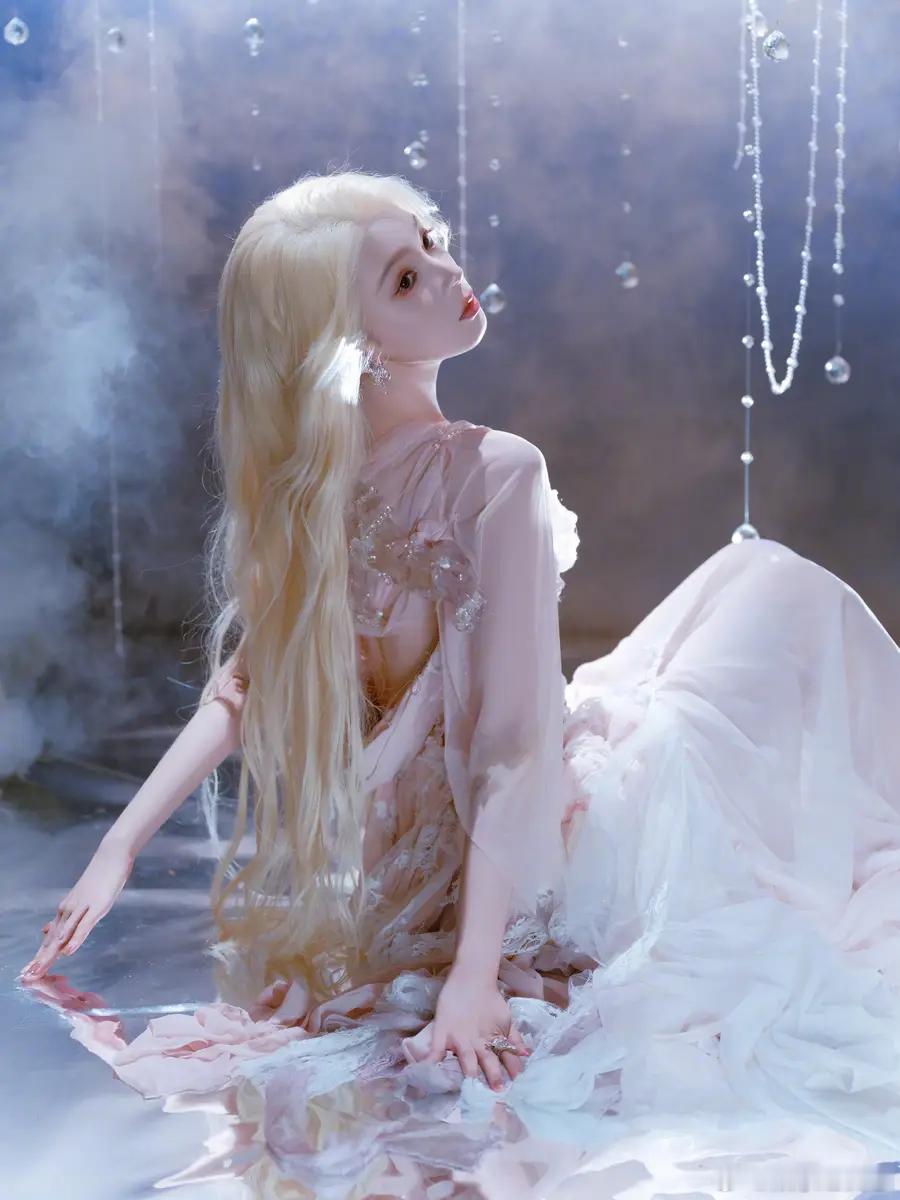 陈瑶粉白纱裙搭配金色长卷发宛如人鱼公主气质空灵近日，陈瑶分享一组美图。图中，她