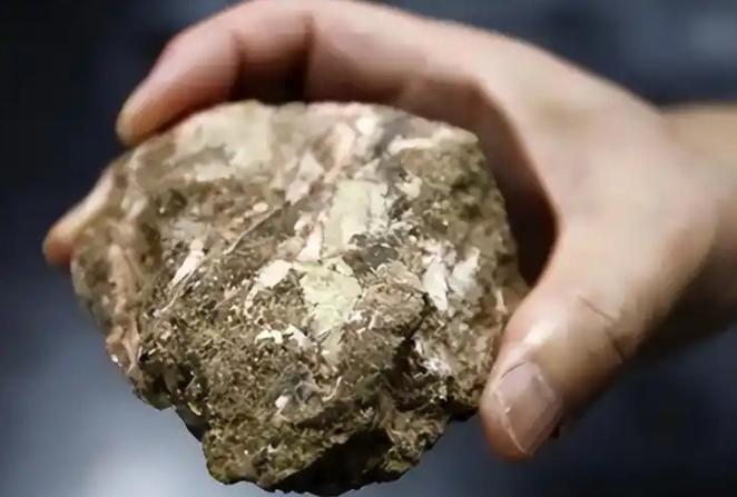 稀土成了中美关系里解不开的死结，中国如果不放开稀土出口，美国就能随时推翻任何之前