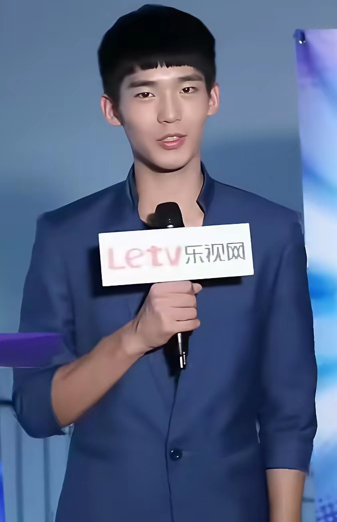 18岁的于适原来长这样，有点像韩国明星哦，说起话来带着点东北味，又嫩又腼腆。