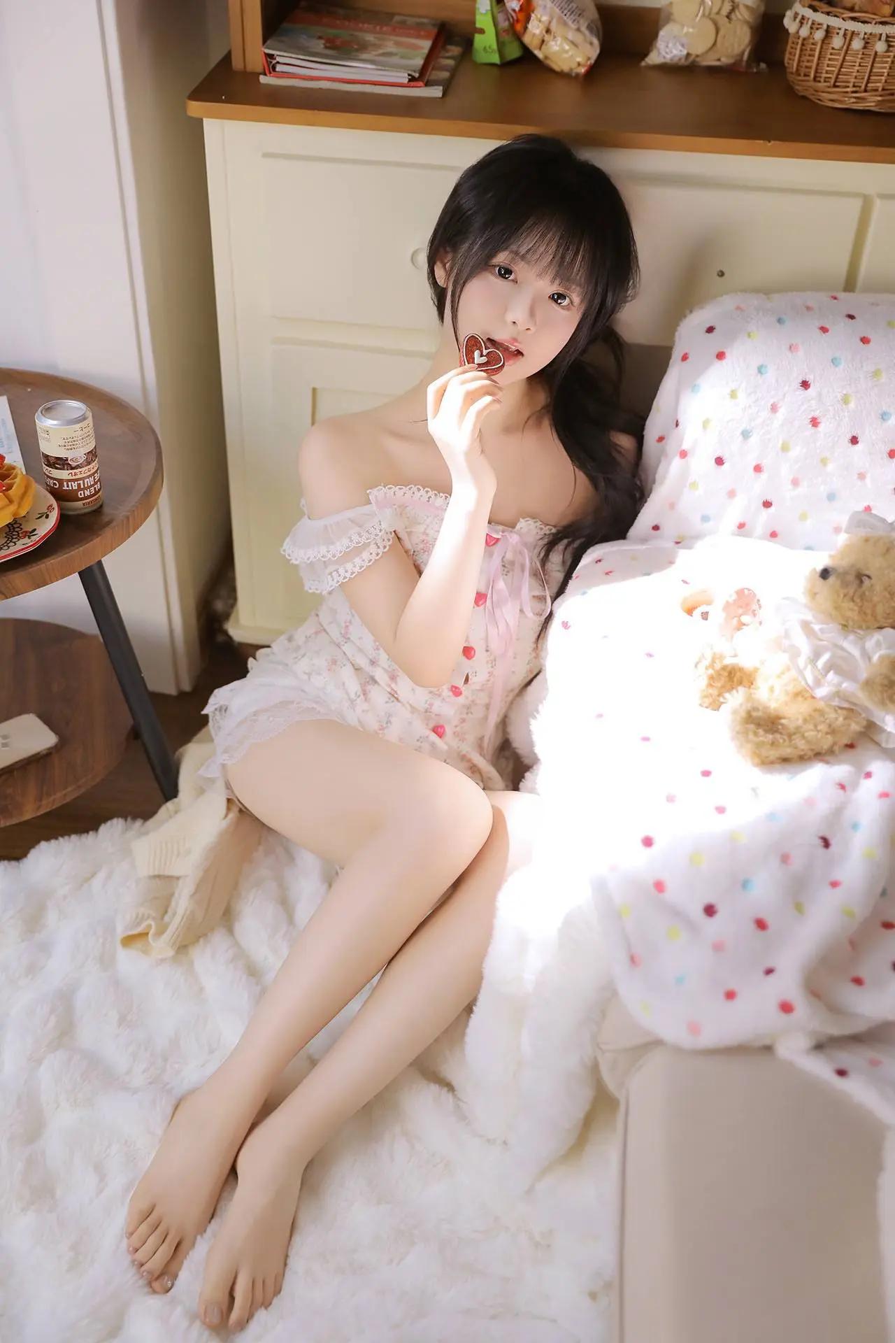 [比心][比心][比心]原来清纯和纯欲可以结合得这么好。蕾丝花边勾勒出精致的肩颈线条，