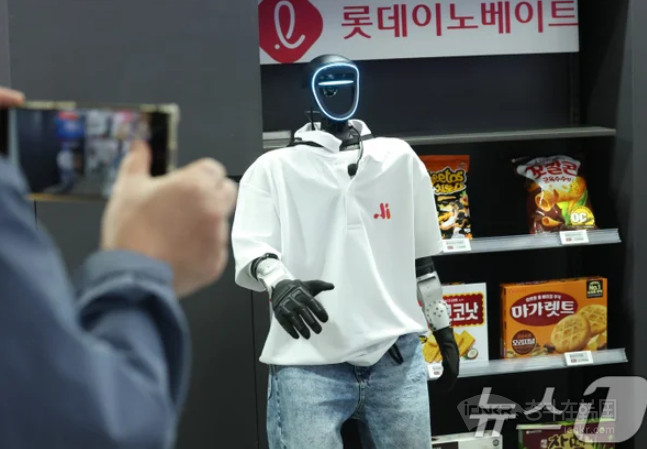 【最低时薪拟涨至1.3万韩元，韩国便利店业主集体“炸锅”】海外新鲜事热点现场在