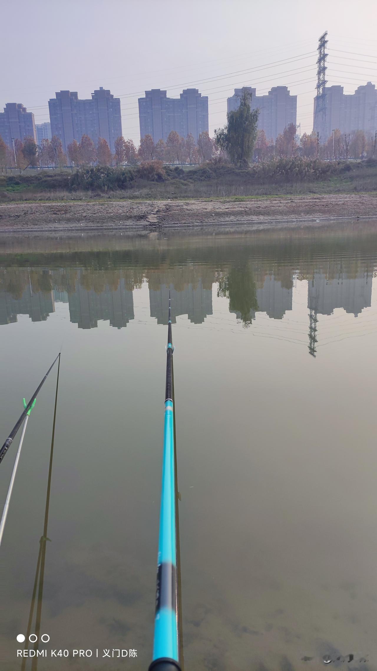 钓鱼不要急躁，急躁的人是钓不好鱼的。下竿之前先打窝，最少等它发窝半个小时在搞。