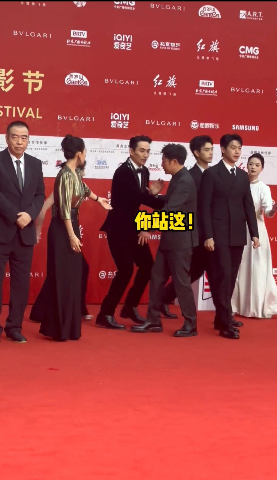 很明显，章子怡更希望朱一龙站在她身边，张颂文和朱一龙走到章子怡身边时开始激烈的互