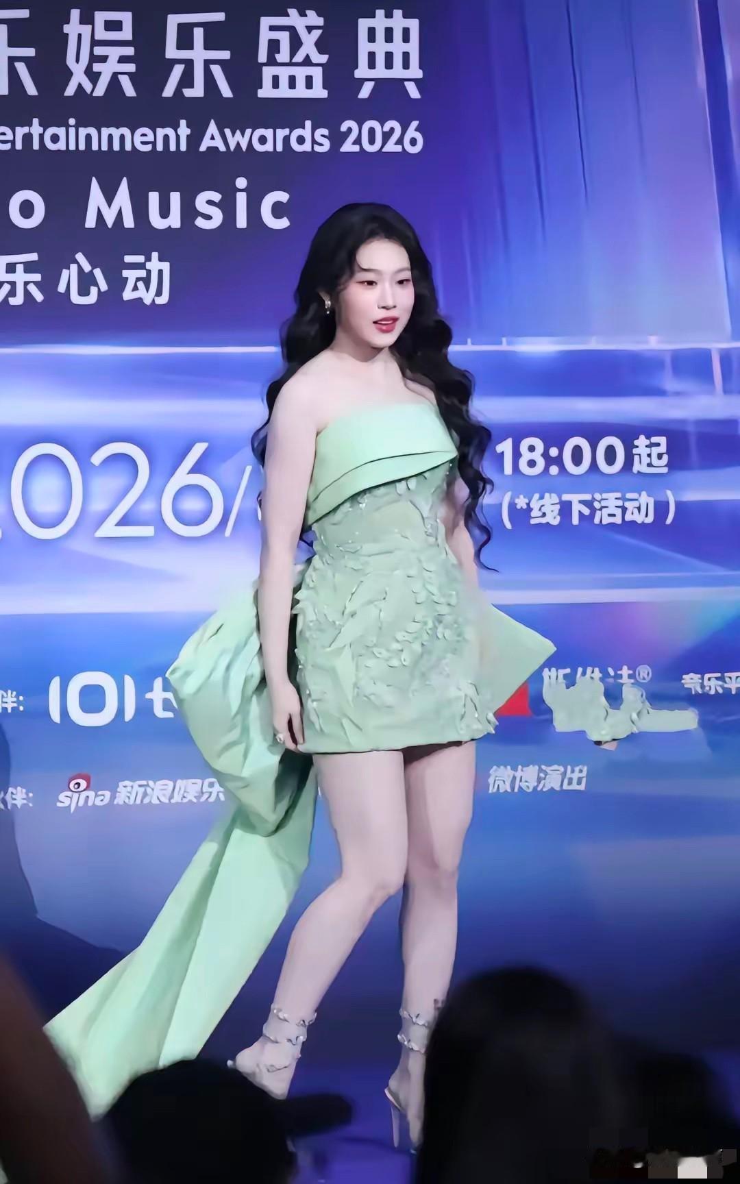 小沈阳的女儿沈佳润现身澳门，参加腾讯音乐娱乐盛典，这姑娘被娱乐圈“改造”得越来越