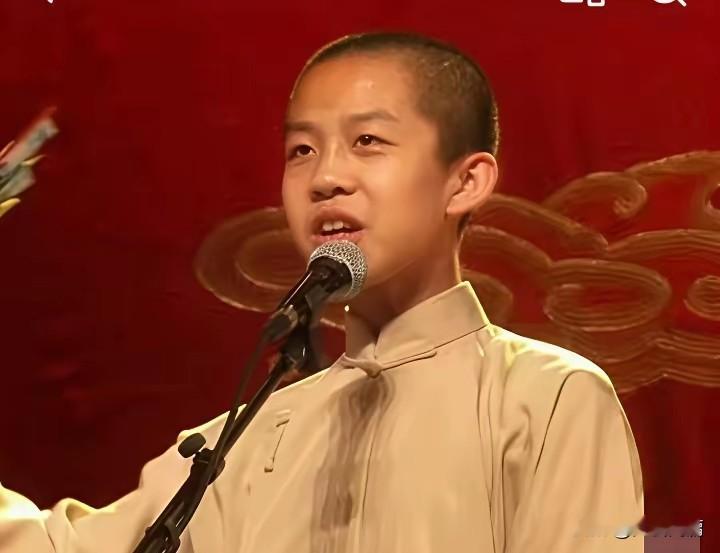年少时期的张九龄，本名张仲元，德云社九字科大师哥。当年他年纪很小就拜师郭德纲，年少登台，剃着光头，一