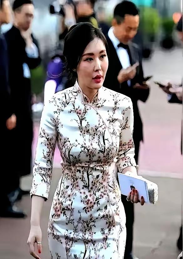 镜头切到采访间，她正逼问一个90后区块链创始人：“你烧光两千万时，失眠第几晚开始