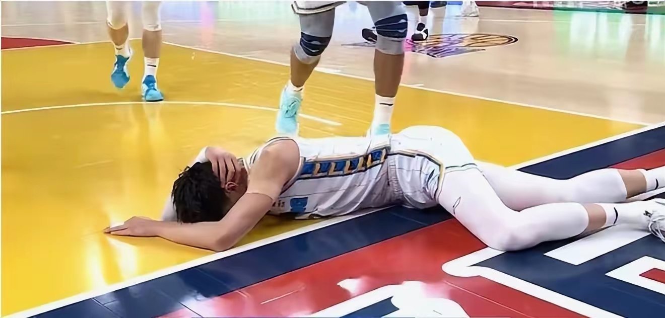 曾凡博回归北京首钢男篮，终究还是胳膊拧不过大腿。经纪团队和媒体宣传出外边是追梦，