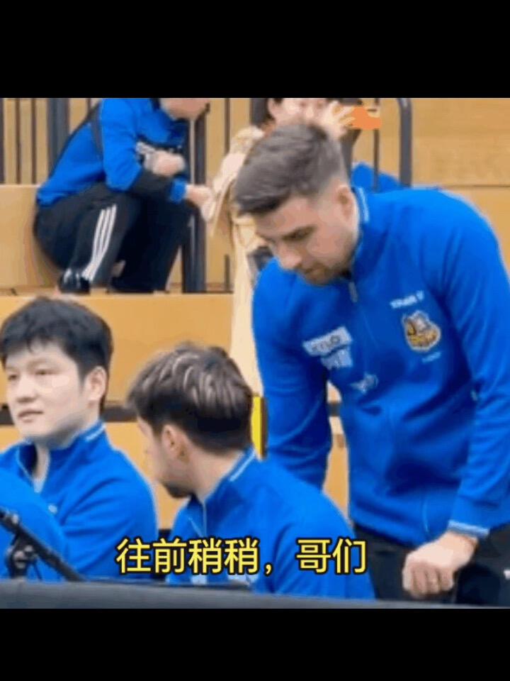 都争着坐在东东身边，这是在德甲的日常，好暖心，知道东哥在德甲很好，备受关注！好