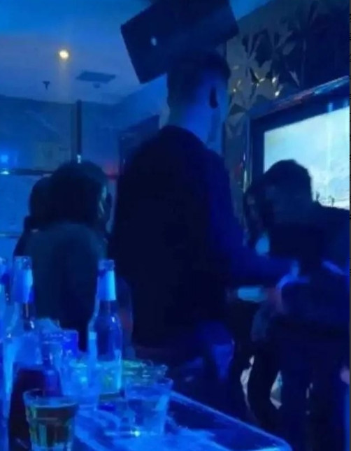 女子与男性朋友聚会后喝到断片，第二天在对方家里醒来发现下身赤裸，于是赶紧报警。
