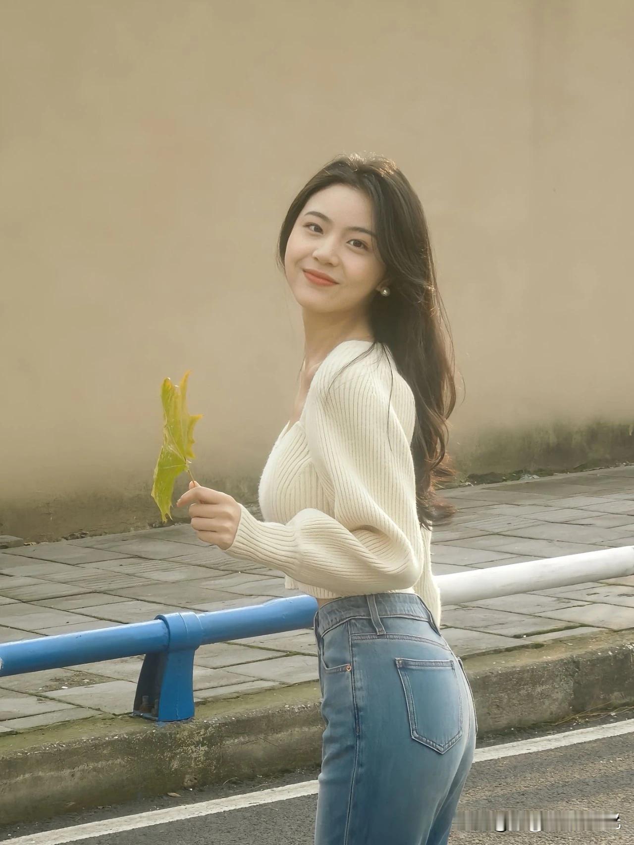 秋日暖阳下，轻抚落叶，微笑如你。🍂😊