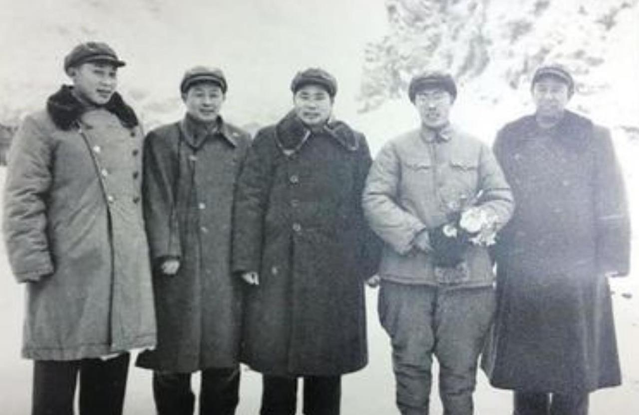 1956年，总政文化部部长陈沂少将接到报告，立即把干事公刘喊你，询问：“你是不是