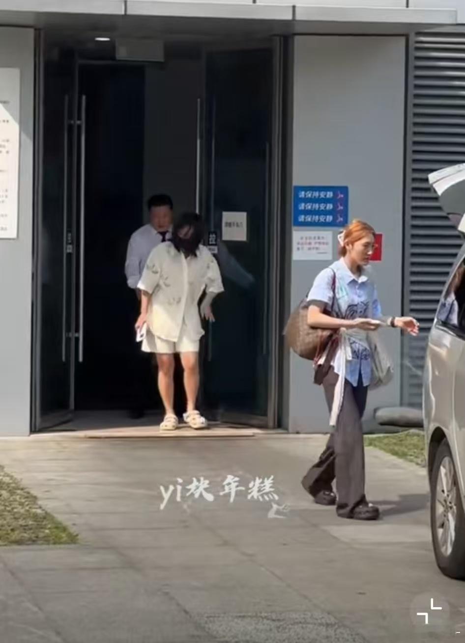 李雪琴扶腰走路李雪琴怎么了李雪琴扶腰走路，这是怎么了，也要多注意休息啊​​​