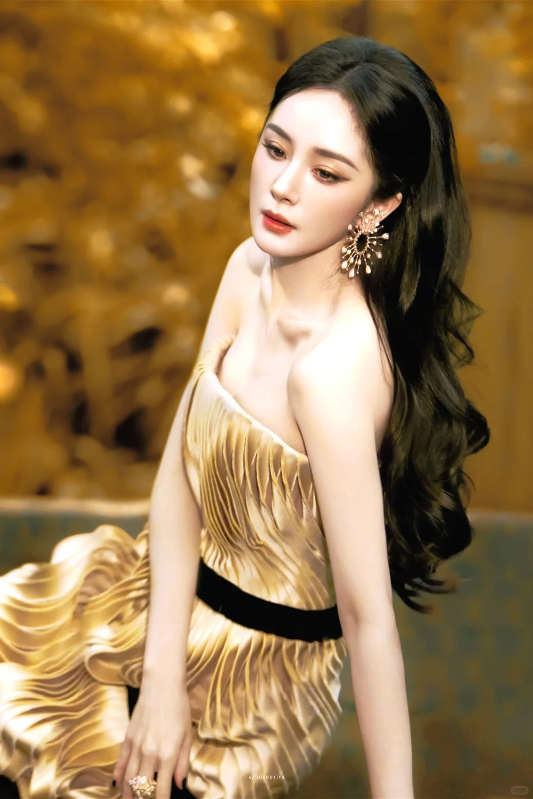 杨幂和金色的适配度杨幂的美貌持续在线中，每次的金色造型都女神降临！适配度超级
