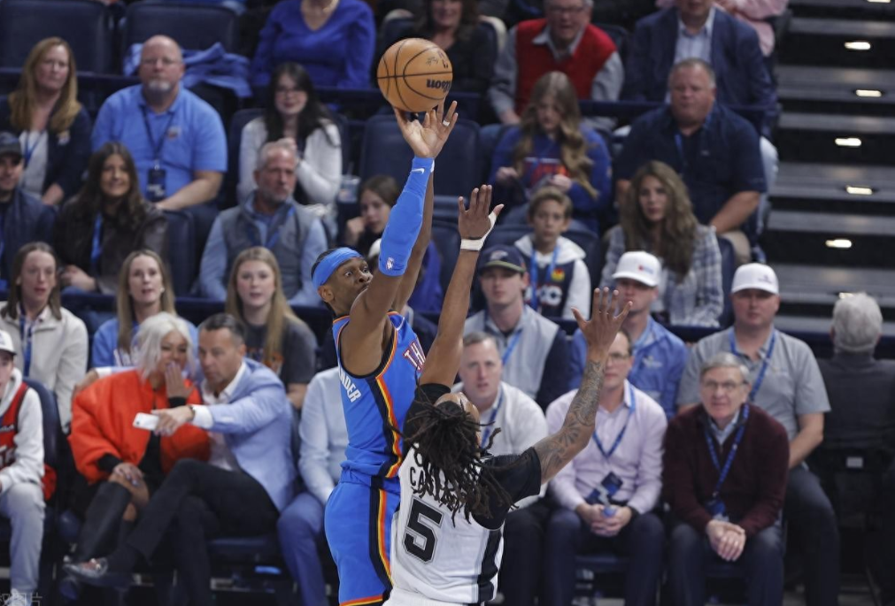 雷霆摧枯拉朽击溃马刺，文班受伤成转折点，亚历山大34分斩获四连胜