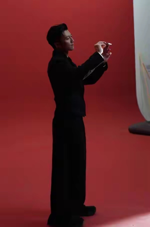 谢霆锋手里这台红色MagicV6，直接把我看馋了。赤兔红配金边，大圆镜头模组，