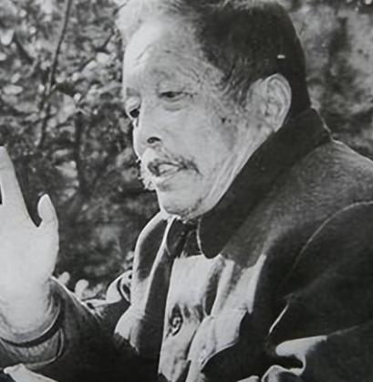 1956年，南通市土地庙里，一个跑江湖的汉子抓起一条剧毒腹蛇，冲着蛇头，伸出舌头