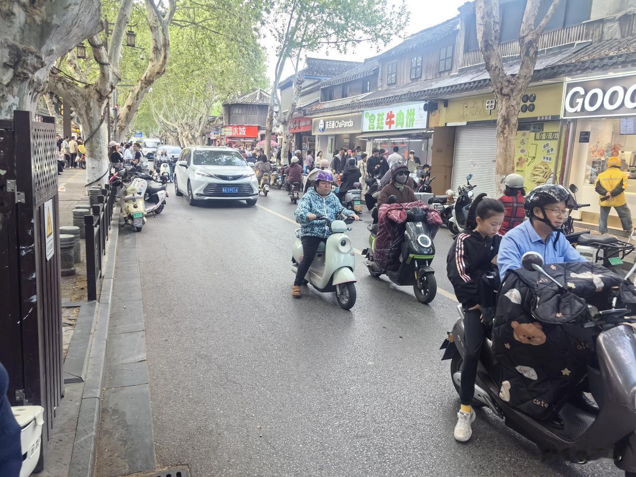 吐槽一下扬州的路真窄，多为古老的小巷，各种车和人挤在道路上，开车需要特殊的技能。