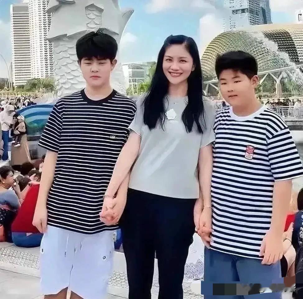 胡可近日瘦成“皮包骨”，引发网友关注与猜测。作为家中三个胖老爷们的对比，胡可的暴