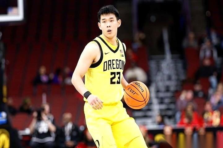 林葳的NCAA之路，刚跑起来就直接拐了个急弯。这边，俄勒冈大学的主教练还在对着