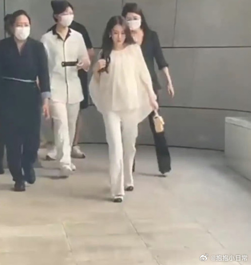 果然，港媒报道天王嫂方媛第3胎是儿子。方媛这次的派头超不一样，这排场，堪比古代皇