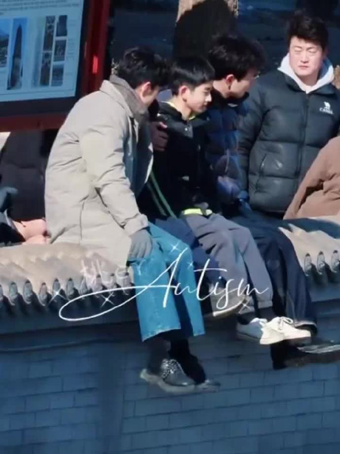 肖战坐墙头晃脚脚肖战孩子气肖战孩子气，肖战坐墙头晃脚脚，咱就说今天肖战战是可爱娃