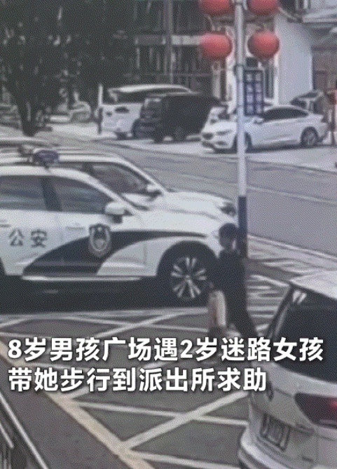 火到央视新闻了！湖北恩施，一8岁男孩在去广场找妈妈的途中，细心发现马路上有一名2