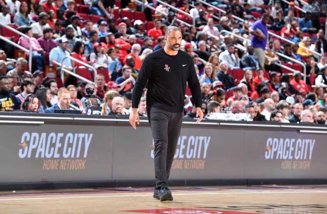 作为上赛季发展联盟MVP，控卫戴维森在火箭队当中甚至连标准的NBA合同都没有拿到