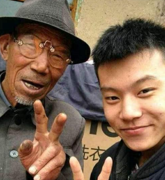 《变形计》6年后 和爷爷相依为命的丫头去世 富二代做法太暖心