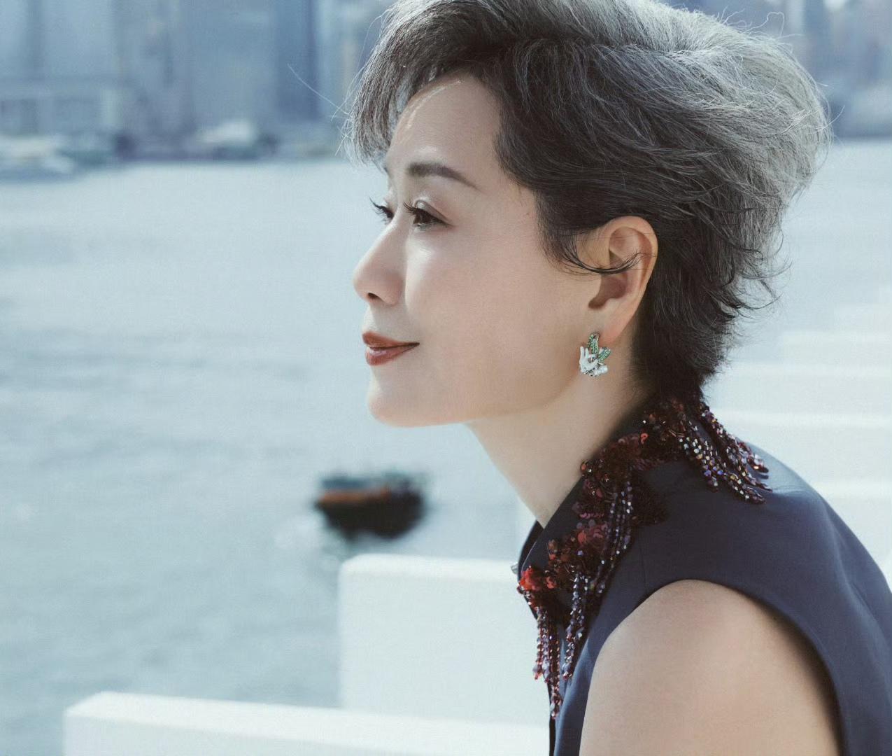 假装陪叶童看海去，海不见我，我自去见海……呵呵，光想想就很美好！话说，如果这