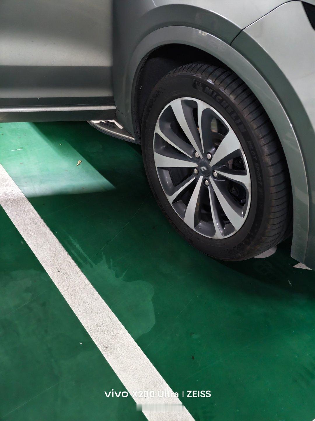 理想车主日常贴柱子停歪车系列。理想汽车新能源汽车﻿