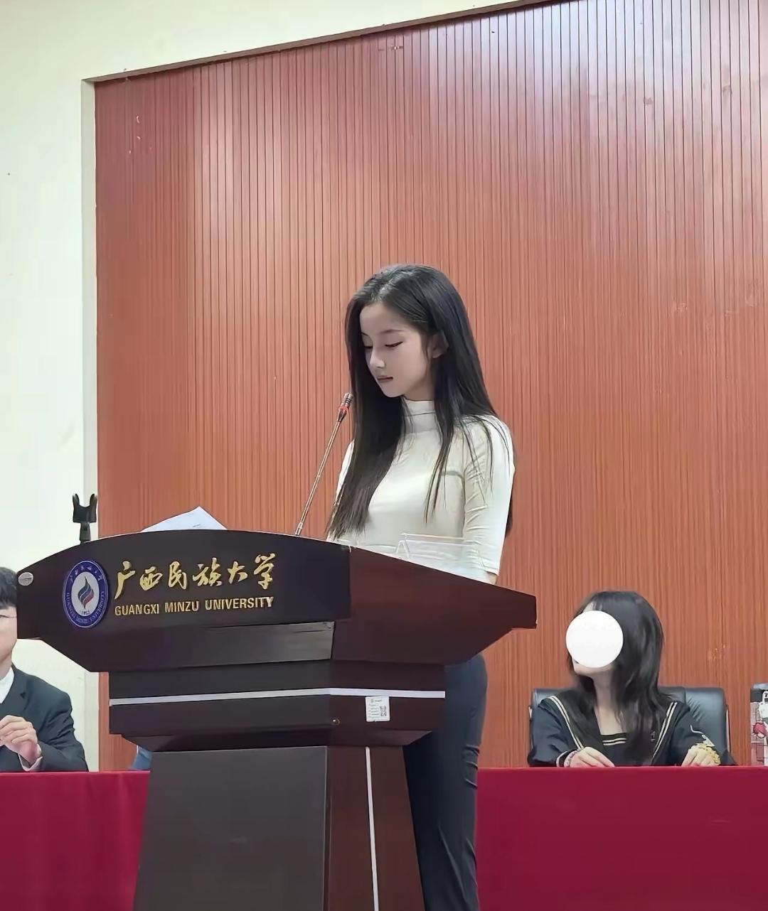 她是怎么做到又瘦又有肉的啊！原来女生又瘦又有肉，根本不是天生的！我之前全被骗了