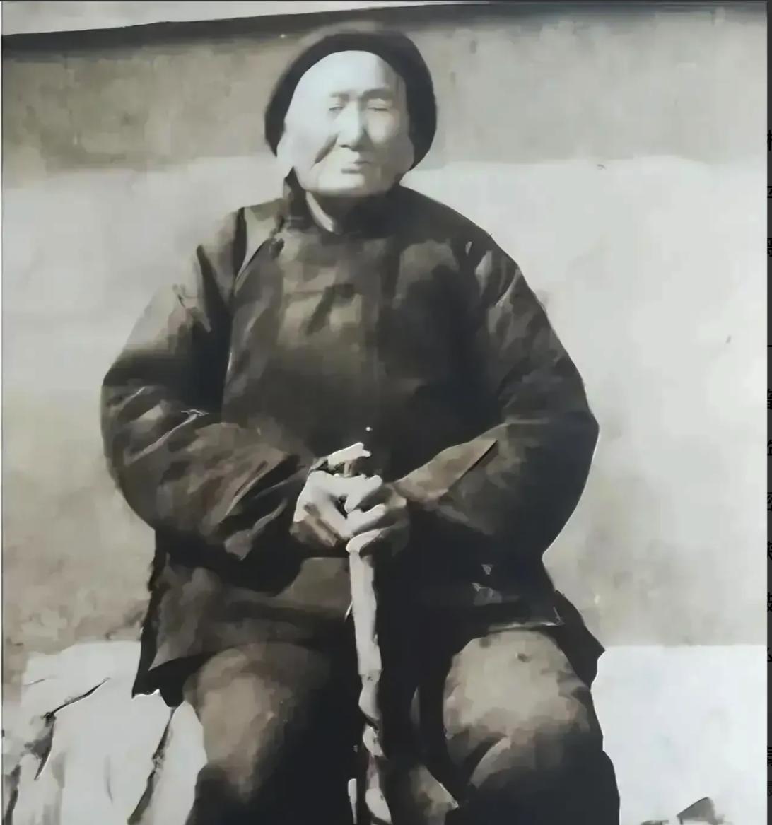 1941年，马大嫂请汉奸侄子吃饭，正吃着，她忽然放下碗筷，看了一眼汉奸侄子，对他